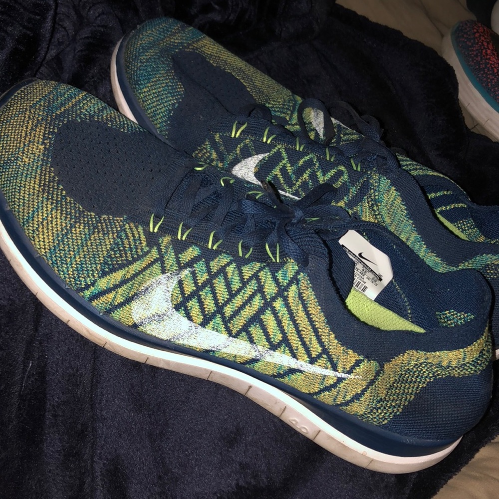 Nike flyknit running shoes